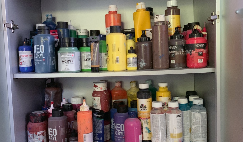 Ein Schrank mit Acrylfarbe im Atelier
