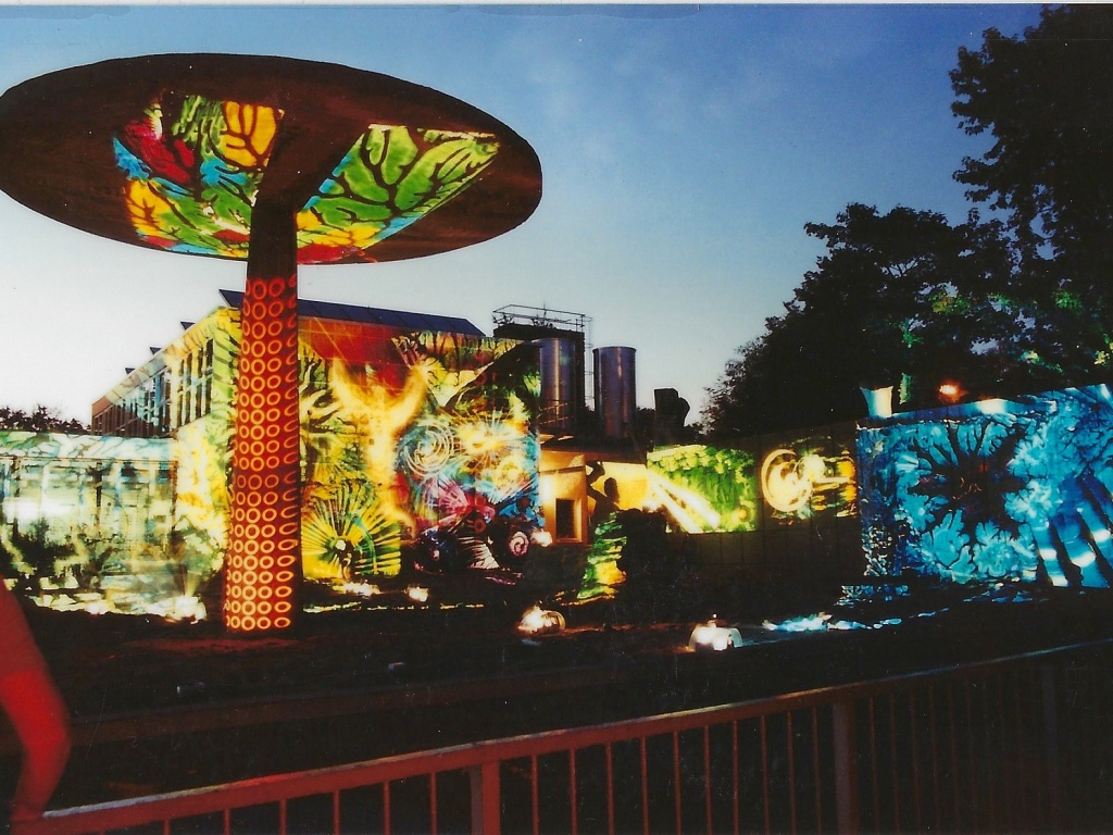 Lichtkunst von Charles Meyer im Zoo Magdeburg